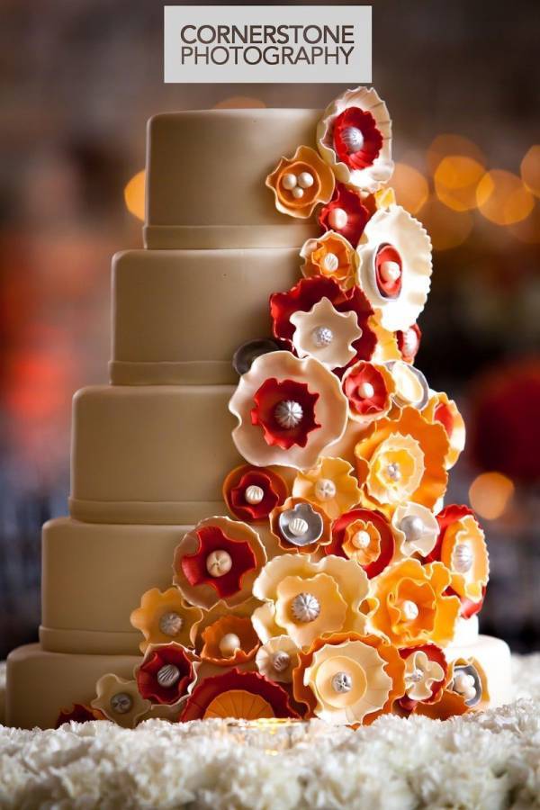 7 Beautiful Wedding Cakes Featuring the Color Orange