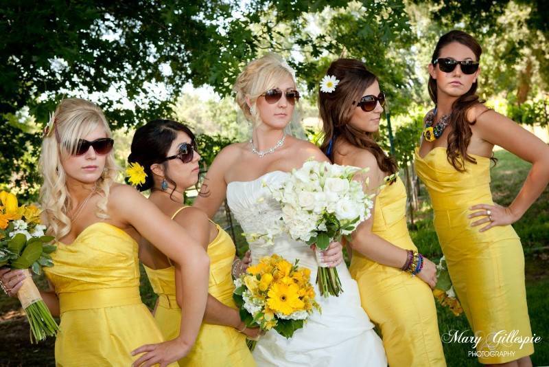 6 Hilarious and Unique Bridal Party Photos