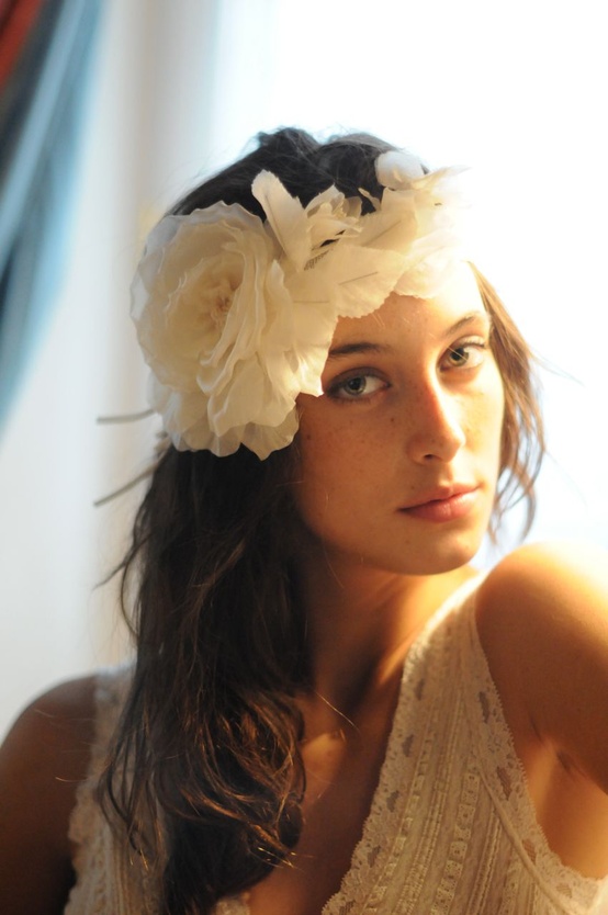 Have an Elegant Wedding Hairstyle with Beautiful Headbands