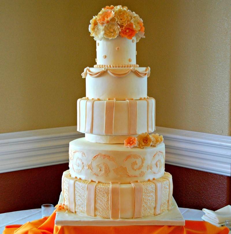 7 Beautiful Wedding Cakes Featuring the Color Orange