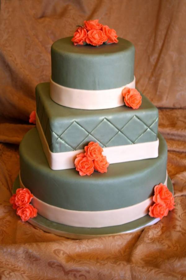 7 Beautiful Wedding Cakes Featuring the Color Orange