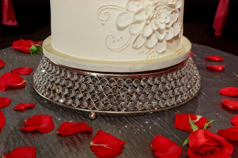 Elegant Cake Stands   The Beauty Shouldnt Stop at the Fondant